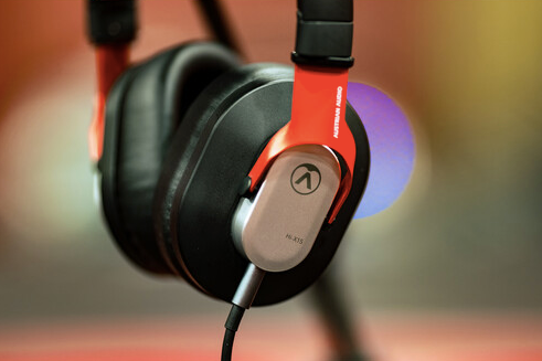 Audífonos profesionales Austrian Audio Hi-X15 con diseño cerrado 